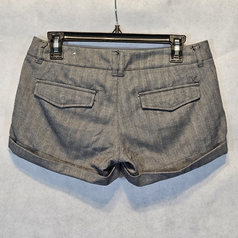 American Eagle Outfitters Pleated Chevron Grey Rolled Hem Shorts Size 2 - Picture 3 of 6